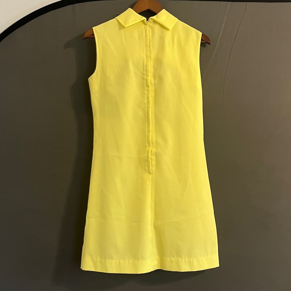 Butter yellow vintage 1960s shift dress with ascot tie (detached) - Picture 3 of 6